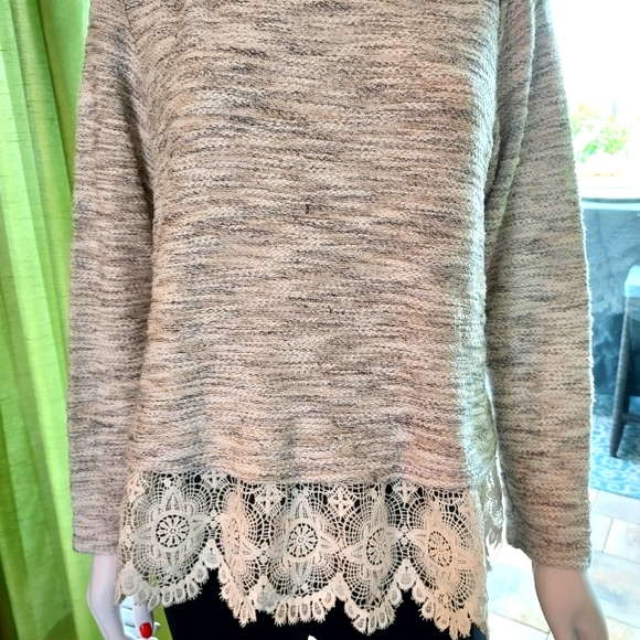 Ladies Cotton/Poly Sweater with a Doily Hem: Size XL. - Picture 2 of 10